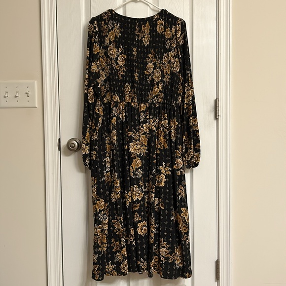 torrid Black Gold Pattern Dress Smocking Gauze Midi Rayon Polyester Size 14-16 - Picture 2 of 9